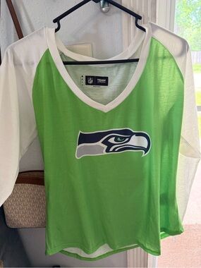 NFL Team Apparel Raglan V-Neck Tee - Green & White